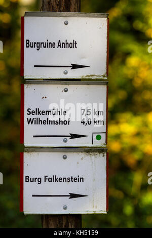 Wanderwegbeschilderung im Harz Stockfoto