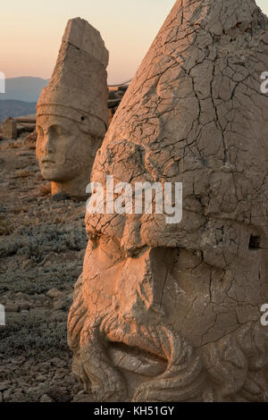 Mount Nemrut Heiligtum, Statuen auf der Westterrasse, Ruinen der Kommagene Zivilisation, Mount Nemrut, Osttürkei Stockfoto