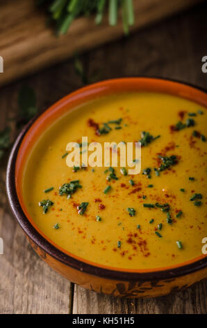 Süßkartoffel Suppe mit Kräutern, Chili und Knoblauch Stockfoto
