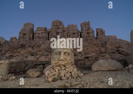 Mount Nemrut Heiligtum, Statuen auf der Westterrasse, Ruinen der Kommagene Zivilisation, Mount Nemrut, Osttürkei Stockfoto