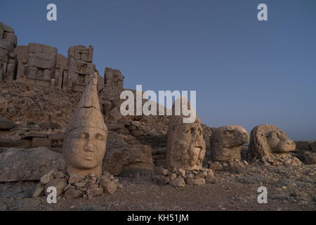 Mount Nemrut Heiligtum, Statuen auf der Westterrasse, Ruinen der Kommagene Zivilisation, Mount Nemrut, Osttürkei Stockfoto