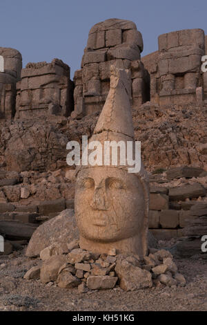 Mount Nemrut Heiligtum, Statuen auf der Westterrasse, Ruinen der Kommagene Zivilisation, Mount Nemrut, Osttürkei Stockfoto