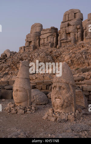 Mount Nemrut Heiligtum, Statuen auf der Westterrasse, Ruinen der Kommagene Zivilisation, Mount Nemrut, Osttürkei Stockfoto