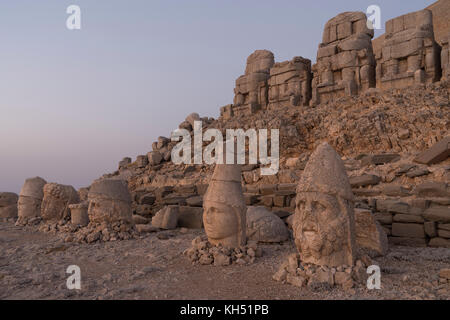 Mount Nemrut Heiligtum, Statuen auf der Westterrasse, Ruinen der Kommagene Zivilisation, Mount Nemrut, Osttürkei Stockfoto