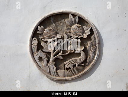 Wand Dekoration eines Tempels in Shachong Monastery, Provinz Qinghai, Wayaotai, China Stockfoto