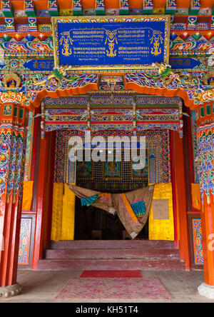 Eingang des Tempels in Shachong Monastery, Provinz Qinghai, Wayaotai, China Stockfoto