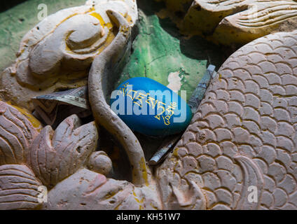 Tibetischen religiösen budhist Symbole auf den Steinen in Shachong Monastery geschnitzt, Provinz Qinghai, Wayaotai, China Stockfoto