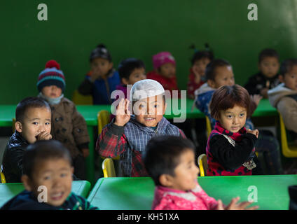 Salar ethnische Minderheit Kinder in einer Grundschule, Provinz Qinghai, Xunhua, China Stockfoto