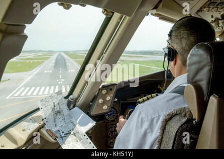 Der Landeanflug und Landung am Flughafen Suvarnabhumi International Airport in Bangkok, Thailand in einer Boeing 767 Stockfoto