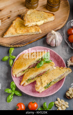 Pesto Käsebrot, schnell und delish Mahlzeit mit Pesto Stockfoto