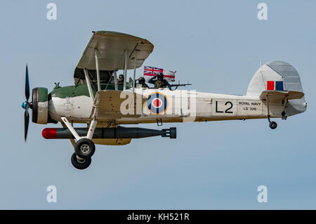 Die britische Royal Navy Swordfish Torpedo Bomber Crew der Gruß im Shoreham Air Show, UK am 1. September 2013. Stockfoto