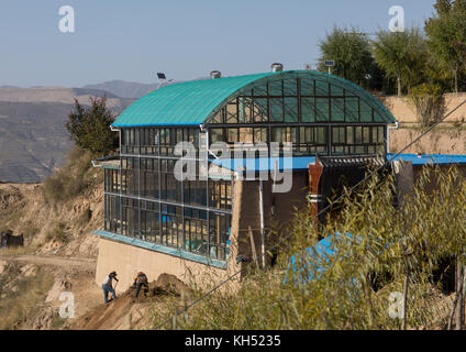 Traditionelle Tibetische Holzhaus mit Glas geschützt die Wärme im Winter zu halten, Tongren County, Rebkong, China Stockfoto