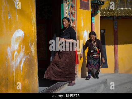 Tibetische Frauen Drehen Gebetsmühlen in einem Kloster Rongwo, Tongren County, Longwu, China Stockfoto