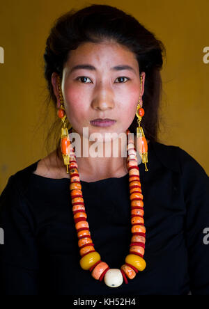 Porträt einer tibetischen Frau mit einem riesigen Halskette, Provinz Qinghai, Tsekhog, China Stockfoto