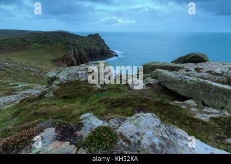 Blick von pordenack Point in der Nähe von Lands End in Cornwall. Stockfoto