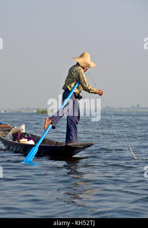 Fischer Rudern mit einem Bein in Inle Lake Myanmar, Birma Stockfoto