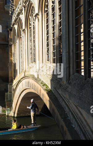Stochern unter der Seufzerbrücke am St. Johns College, Universität Cambridge, England. Großbritannien Stockfoto