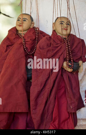 Puppen auf einen String in eine lokale Inle See angezeigt, Myanmar Markt Stockfoto