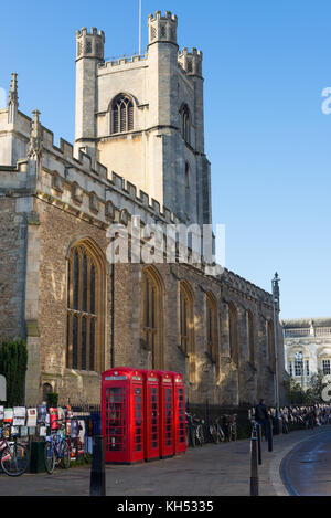 Alte britische Telefonzellen durch große Heilige Maria Kirche in die Universitätsstadt Cambridge, Großbritannien. Stockfoto