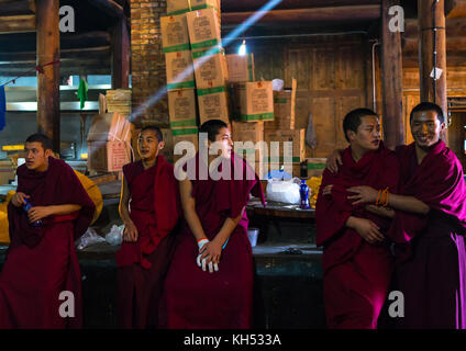 Mönche in der Küche des Kloster Rongwo, Tongren County, Longwu, China Stockfoto