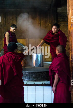 Mönche in der Küche des Kloster Rongwo, Tongren County, Longwu, China Stockfoto