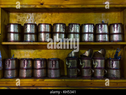 Metall Töpfe in der Küche die Mönche im Kloster Rongwo, Tongren County, Longwu, China Stockfoto