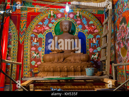 Neue Statue mit Ton in Chonjgon Klosters, Tongren County, Longwu, China Stockfoto