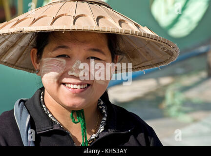 Inle See Frauen mit Hut am Markt Stockfoto