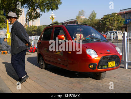 Niedlichen kleinen Dreirädrigen roten chinesischen Taxi auf der Straße, Provinz Gansu, Linxia, China Stockfoto