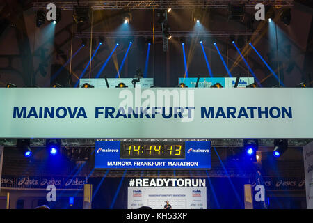 Frankfurt, Deutschland - 28. Oktober 2017: Uhr Countdown bis zum Start des Frankfurt Marathon in der Festhalle Stockfoto