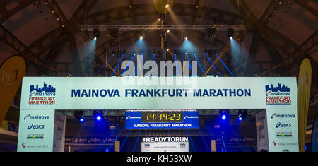 Frankfurt, Deutschland - 28. Oktober 2017: Uhr Countdown bis zum Start des Frankfurt Marathon in der Festhalle Stockfoto