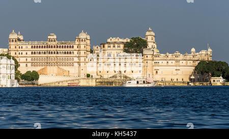 Panoramablick auf die Stadt Palast im Abendlicht, Udaipur, Rajasthan, Indien Stockfoto