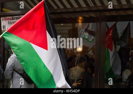 Demonstranten für palästinensische Rechte marschieren durch Londons exklusiven mayfair-Bezirk, vorbei an Brunchgästen zum 100. Jahrestag der Go the Balfour Declaration Stockfoto