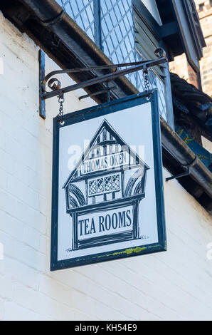 Zeichen für die Thomas Oken Kaffee Zimmer im Castle Street, Warwick in einem 500 Jahre alten Gebäude Stockfoto