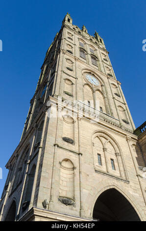 Normannischer Turm der Stiftskirche St. Maria in der historischen Warwickshire Stadt Warwick, Großbritannien Stockfoto