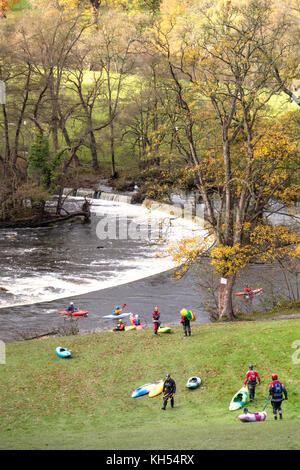 Herbst Tag und Kajakfahrer auf dem Fluss Dee an Horseshoe Falls in der Nähe von Llangollen, North Wales, UK Stockfoto