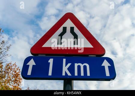 Schild zwei Line in einem auf blauem Hintergrund erhalten Stockfoto