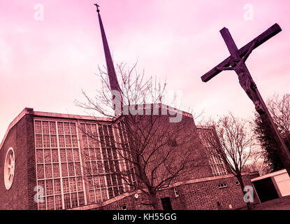 Kruzifix und Kirche unserer Dame Fatima, Harlow, Essex im Jahr 2012 Stockfoto