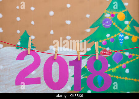 2018 Neues Jahr. Vor dem Hintergrund der gemalten Weihnachtsbaum und Schnee Stockfoto