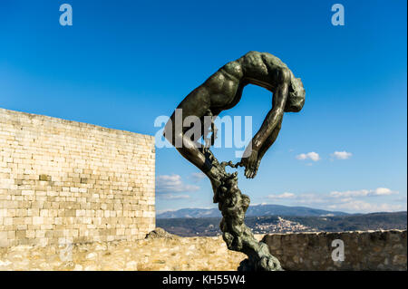 Europa, Frankreich, Vaucluse, Luberon. Das hoch gelegene Dorf Lacoste. Skulptur von Ettore Greco 'Arbre de la vie' vor den Ruinen der Burg von Stockfoto