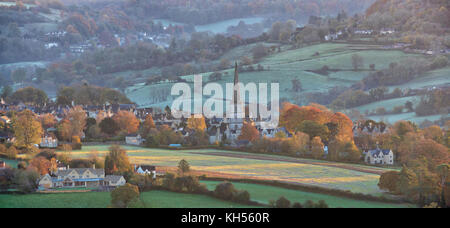 Herbst painswick an einem frostigen Morgen bei Sonnenaufgang von der Kante Common/Rudge Hill gesehen. Painswick, Cotswolds, Gloucestershire, England. Panoramablick Stockfoto