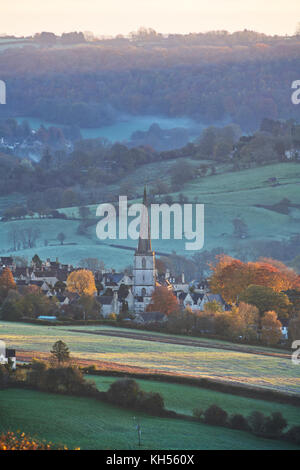 Herbst painswick an einem frostigen Morgen bei Sonnenaufgang von der Kante Common/Rudge Hill gesehen. Painswick, Cotswolds, Gloucestershire, England Stockfoto