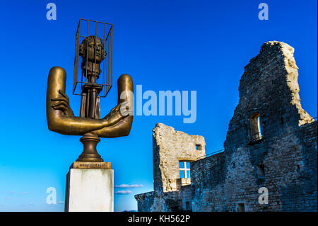 Vaucluse (84), Le Luberon. Parc Naturel Régional du Luberon. Dorf Lacoste. Skulptur von Alexander Burganov devant les ruines du Chateau du Marqui Stockfoto