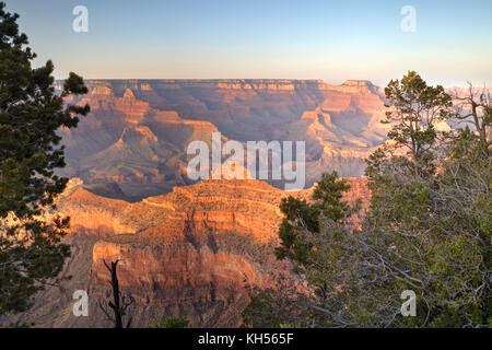 Cedar Ridge und den Nebenfluss Schluchten im Grand Canyon gemacht im späten Tag Licht während der frühen Frühling. Stockfoto