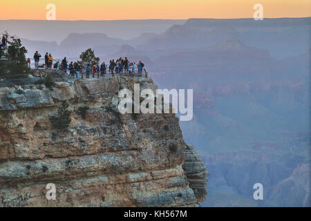 Touristen Raffung am Mather Point der Grand Canyon im letzten Licht des Tages zu sehen. Stockfoto