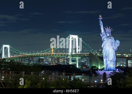 Freiheitsstatue vor der Rainbow Bridge in Odaiba, Tokyo, Japan Stockfoto