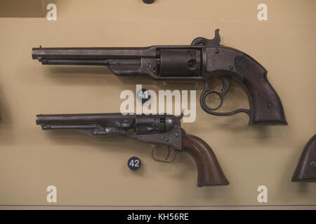 Eine Bergungsmannschaft Revolver 1859 (41) und ein Colt revolver 1862 (42), National Civil War Museum, Lincoln Kreis, Harrisburg, PA, United States Stockfoto