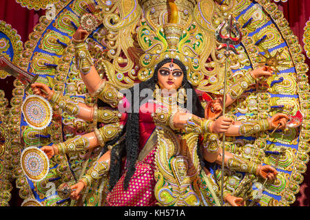 Göttin Durga in traditionellen Blick auf ein Durga Puja in Kolkata. hinduistische Göttin Devi Durga ist in Indien und eine beliebte Festival Veranstaltung verehrt. Stockfoto