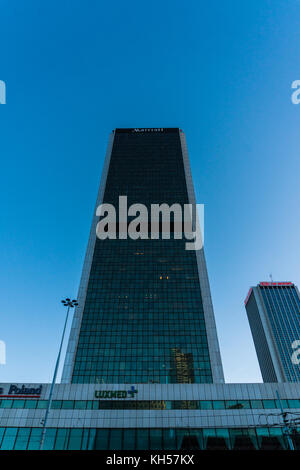 Warschau, Polen - November 2017. Goldene Terrassen, zlota 44 Wolkenkratzer, Türme, Intercontinental Hotel Warschau, Warschau Financial Center in Warschau Stockfoto