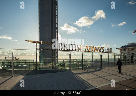 Herbst am Nachmittag an i360 Tower auf der Küste von Brighton, East Sussex, England. Stockfoto